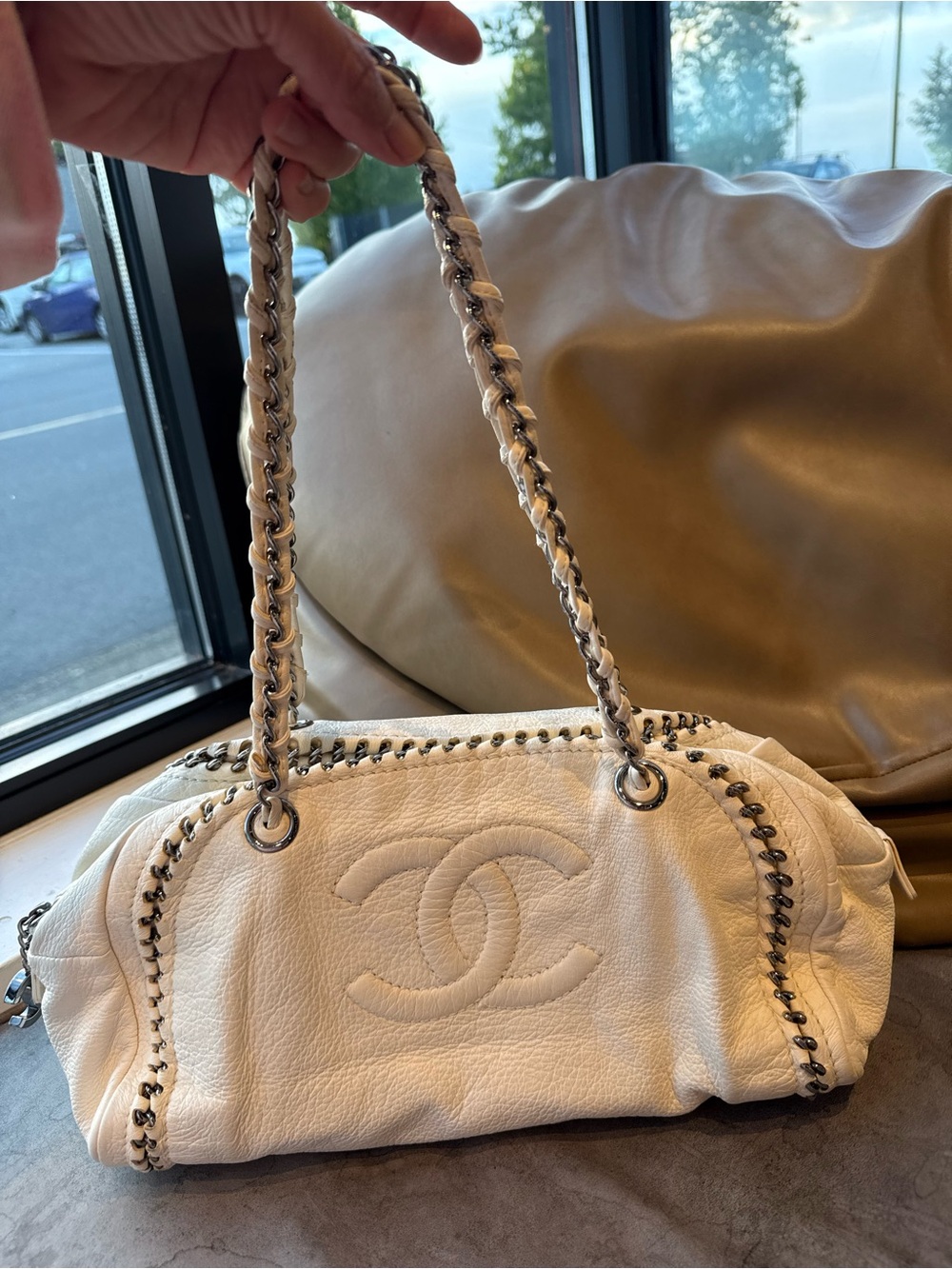 CHANEL Cream Leather Shoulder Bag with Chain-Strap